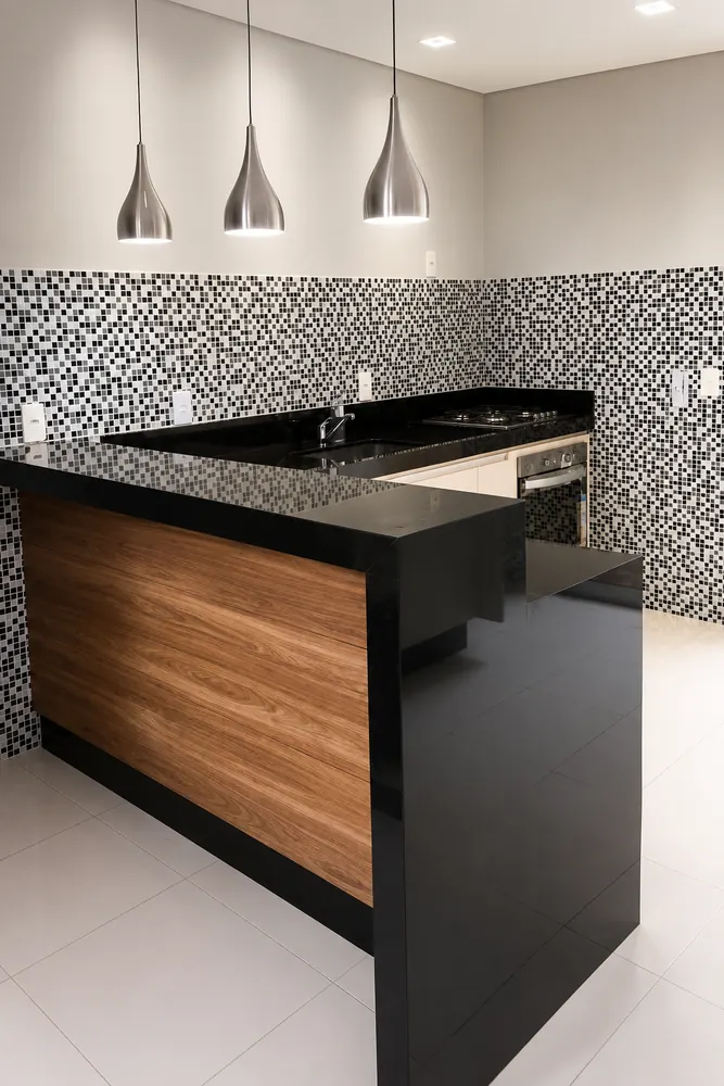 Balcão de cozinha em granito preto com painel de madeira